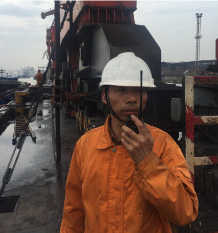 黃柏春，楊灣港務分公司裝卸工班副班長。他工作認真、細致，有責任心。工作中，主動排除班中的各類安全隱患，避免事故的發生，實現班組安全生產無事故。  “決不把隱患交到下一班?！边@是黃柏春的一貫工作作風。在4月中旬的一個夜班，在一條海輪卸貨作業結束后，由于裝卸的煤炭中有大量的煤矸石，料斗斗口被完全卡住，必須人工進入料斗內進行清理，工人在料斗中作業十分危險，身為副班長的他主動擔負起料斗內清理的任務。他叫來了兩位工友，與自己一起進入料斗，在保證斗內貨物不坍塌的情況下，用手一塊塊的挖出了卡在料斗口的煤矸石，一直干到上早班的工友來接班才將斗口完全疏通好，累得他直不起腰來。  班中，他時刻留意員工的操作行為，保證員工安全無事故。4月下旬的一個白班，他們班和外務工配合進行圓鋼卸船作業，一名新進的外務工在掛鉤結束后站到了艙壁的里側，貨物起吊時突然晃動起來，離新外務工3米遠的黃柏春一看不對勁，立刻起身一個快步沖到他身后將他往后一拉，只聽“砰”一聲，圓鋼撞在了他旁邊的艙壁上，“好險啊，多虧你，不然就撞到我了?！蓖鈩展ん@恐地說。 “你不能站在里側，很危險，工作時得處處小心?！秉S柏春拉著這位外務工的手臂厲聲地說。黃柏春就是這樣，班中時刻留意著每位員工的操作行為，守護著每位員工的生命安全，讓班組員工高高興興上班，安安全全回家。  “檢查一下勞保用品佩戴好沒有”。這是黃柏春每天上班時必說的一句話。一次，班里有位員工在江船清艙作業時救生衣未穿，黃柏春知道后狠狠地批評了他，對他說：“臨水作業不穿救生衣，就是對自己不負責，要是出了事，后悔也來不及?！? 擔任副班長一年多以來，黃柏春時刻把班組安全工作當作頭等大事，是班組員工的安全守護人。他班前注重安全檢查，排除隱患，班中時刻留心員工操作行為，發現問題，及時處理，保證班組員工在安全環境下作業，避免了事故的發生，為班組員工撐起一把“安全傘”。